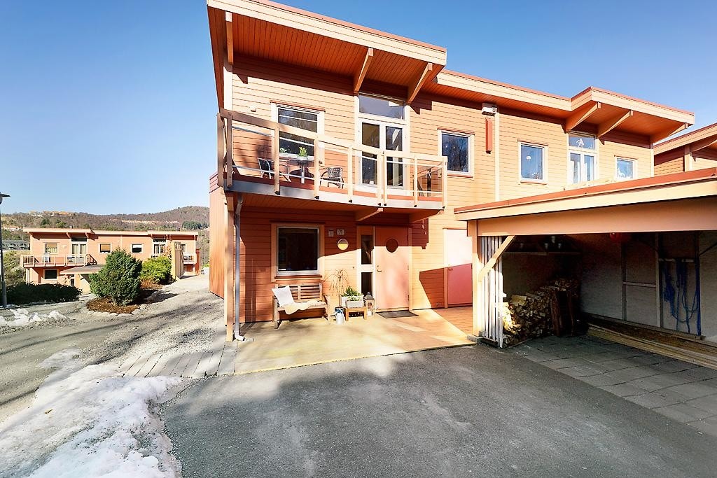 God plass rundt boligen samt god plass for parkering Galleribilde