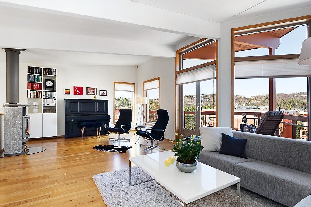 God takhøyde og flere vinduer gir mye lys til boligen Galleribilde