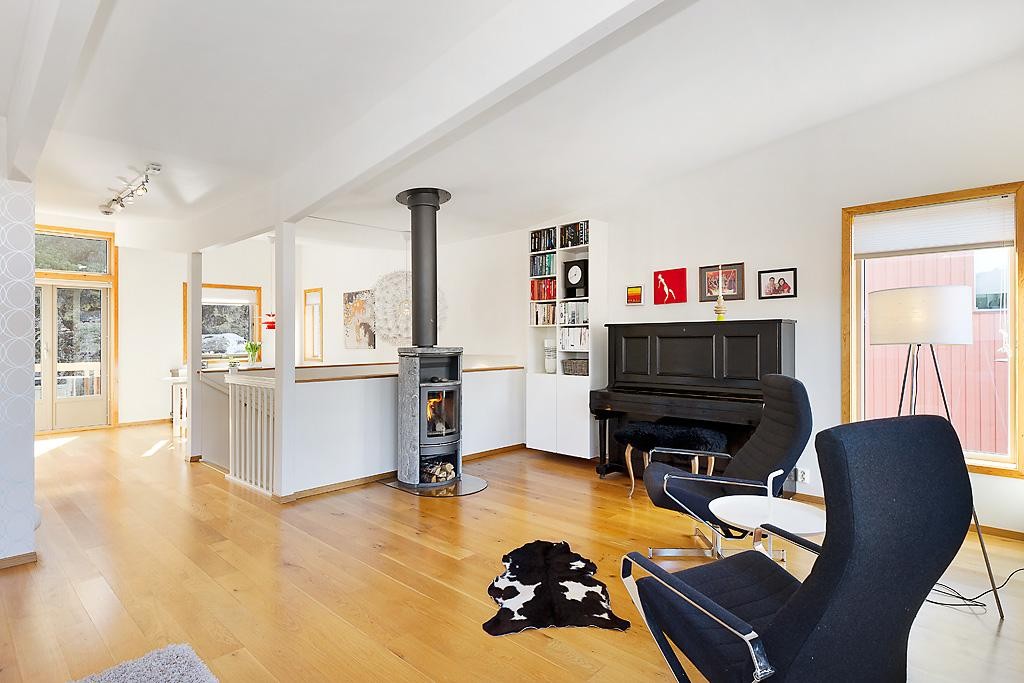 Romslig stue med gode møbleringmuligheter Galleribilde