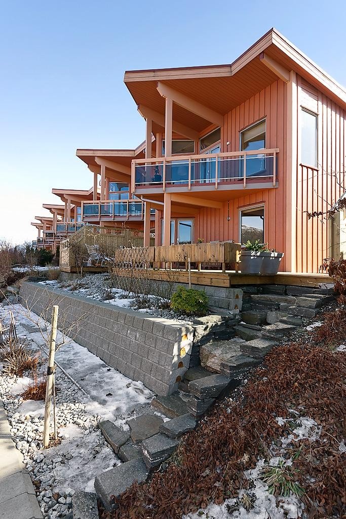 Fasade med pen opparbeidet hage Galleribilde