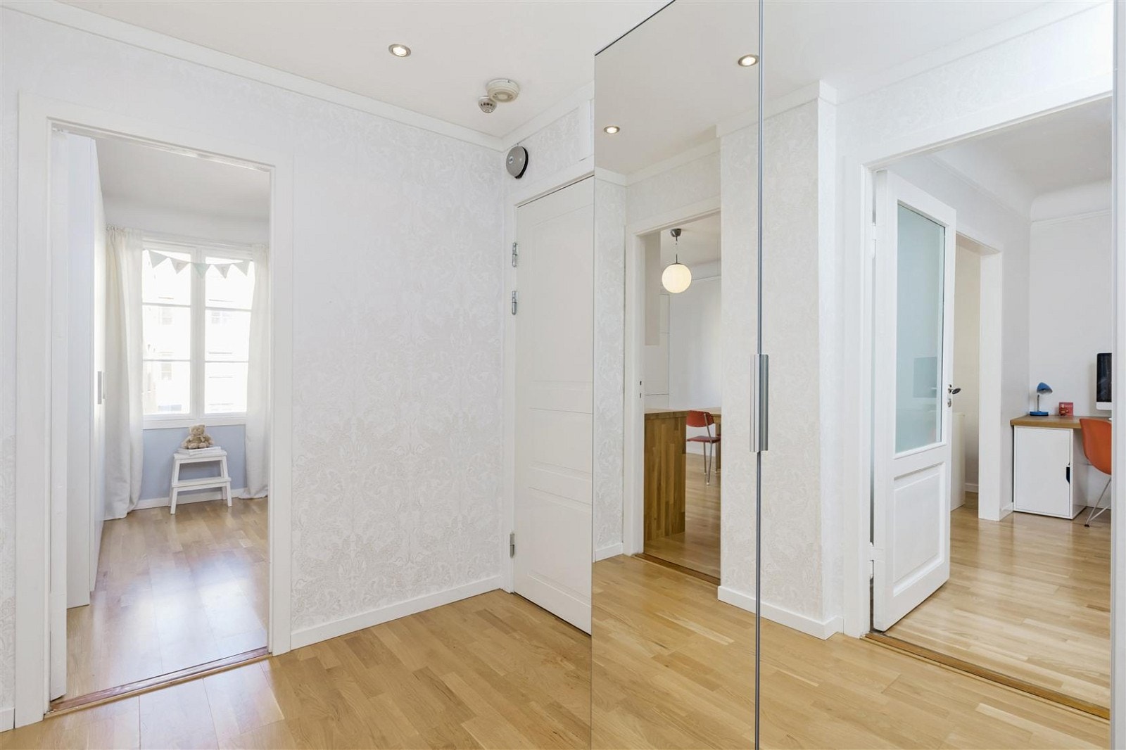 Det er garderobeplass i entreen, og brann- og lydklassifisert dør. Dørcalling med åpner. Galleribilde