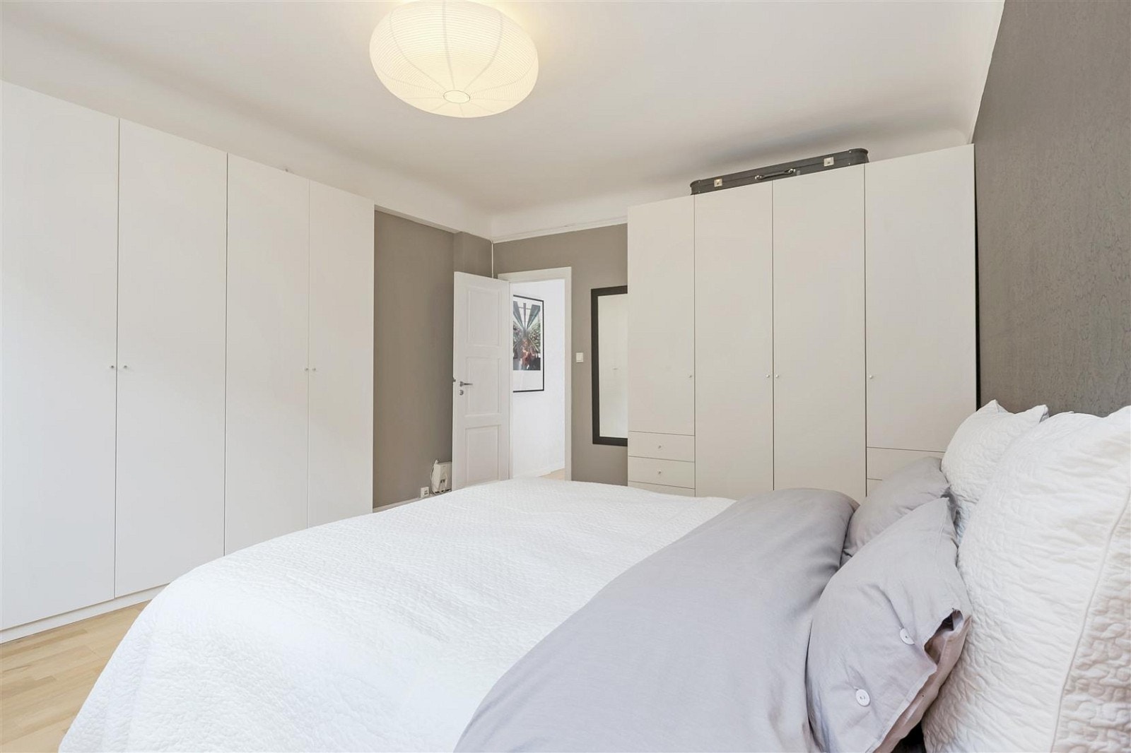 Soverommet har meget god plass til dobbelseng, og har store garderobeskap som du kan fylle med alt av klær du måtte ønske. Galleribilde