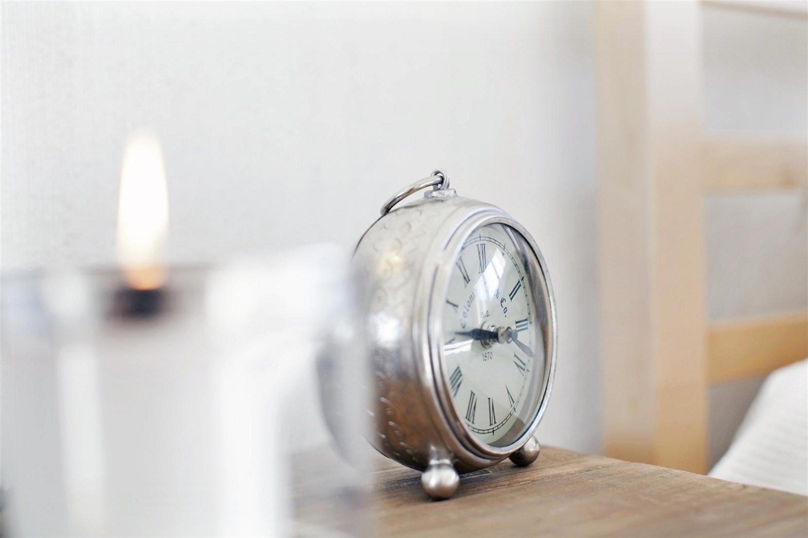 Toalett: Fliselagt med lyse fliser. Servant med speil over og toalett. Downlights i tak. Galleribilde