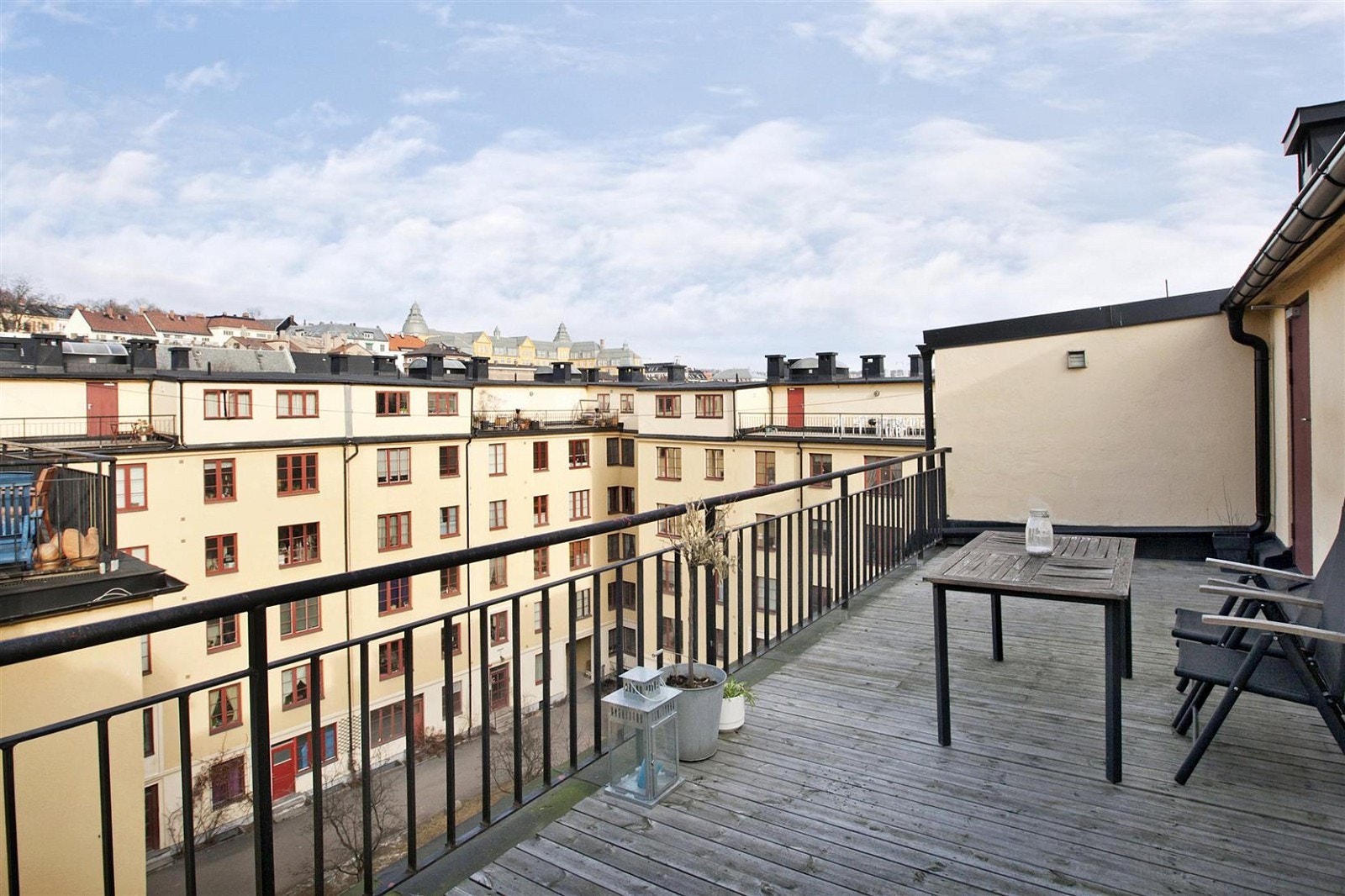 Takterrasse har svært gode solforhold om sommeren, samt
mulighet for å bruke gassgrill.
(Den har også en del
felles møbler). Galleribilde