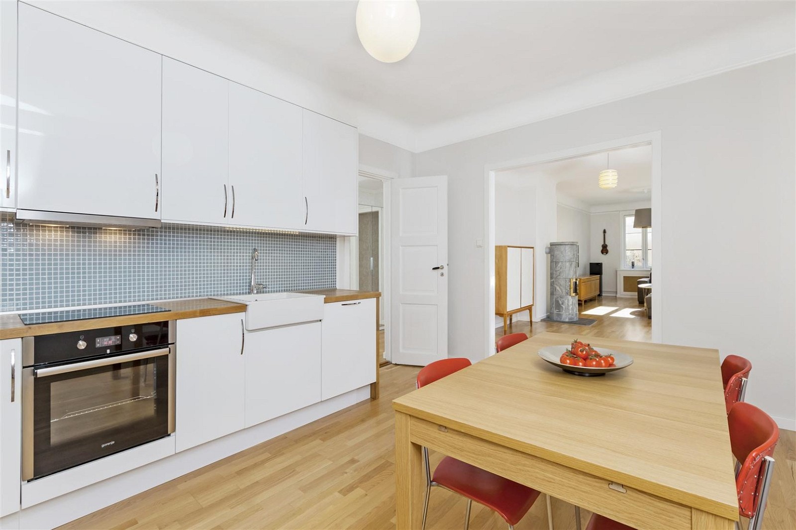 - Ny eik benkplate, glassfliser over kjøkkenbenk, keramisk oppvaskkum, blandebatteri, oppvaskmaskin, integrert stekeovn, induksjonstopp og avtrekksvifte.
- Ny LED-belysing under overskap Galleribilde