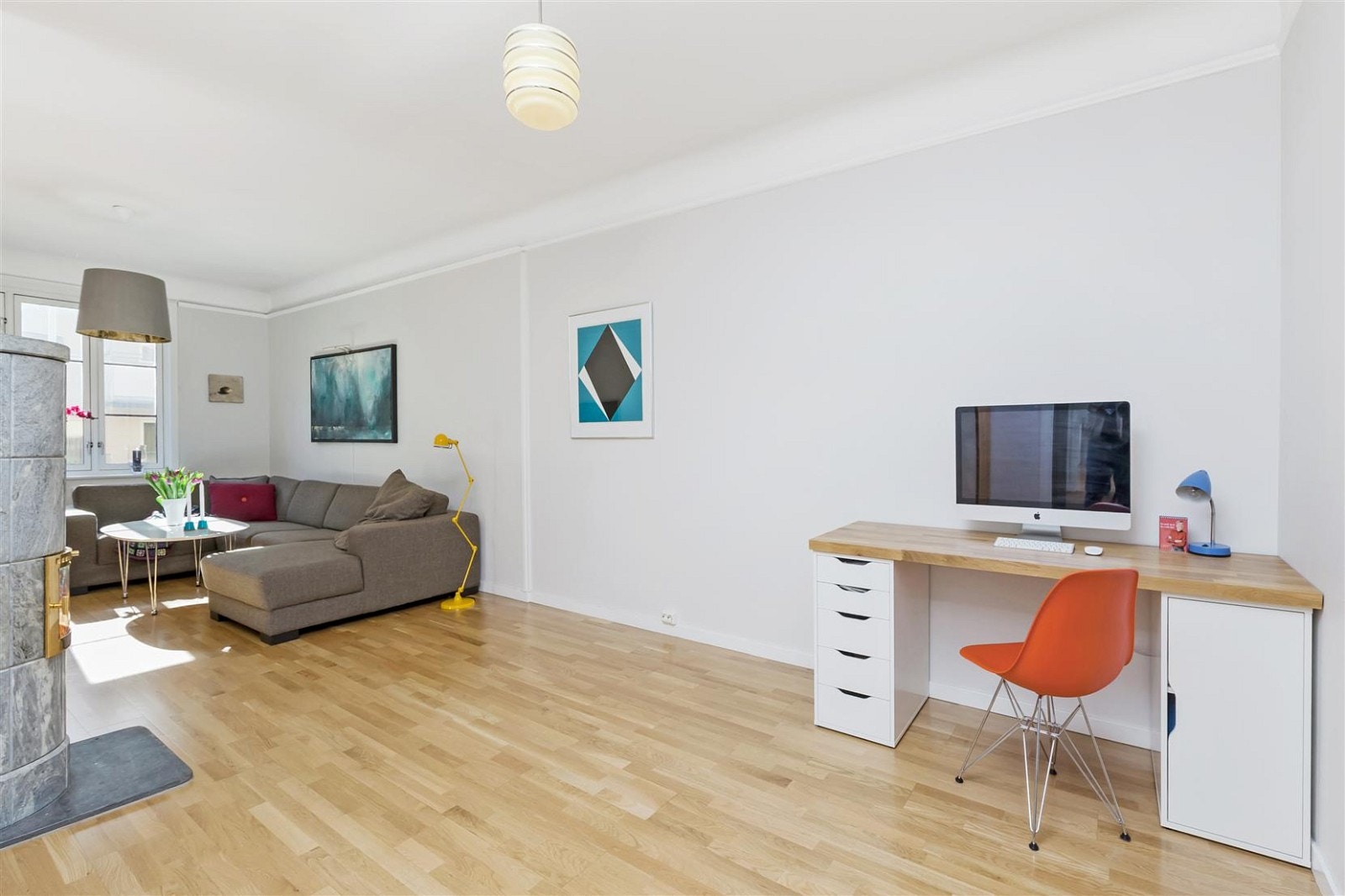 Store vindusflater som gir gode innvendige lysforhold. God plass til sofagruppe. Galleribilde