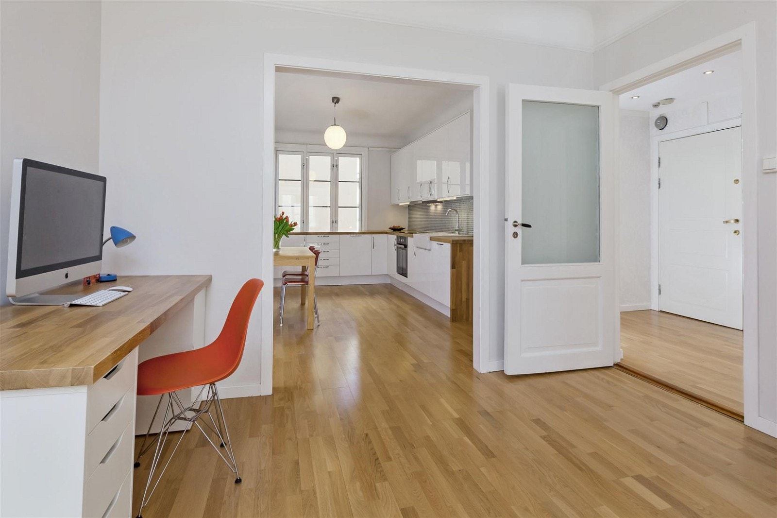 Store vindusflater som gir gode innvendige lysforhold. Galleribilde