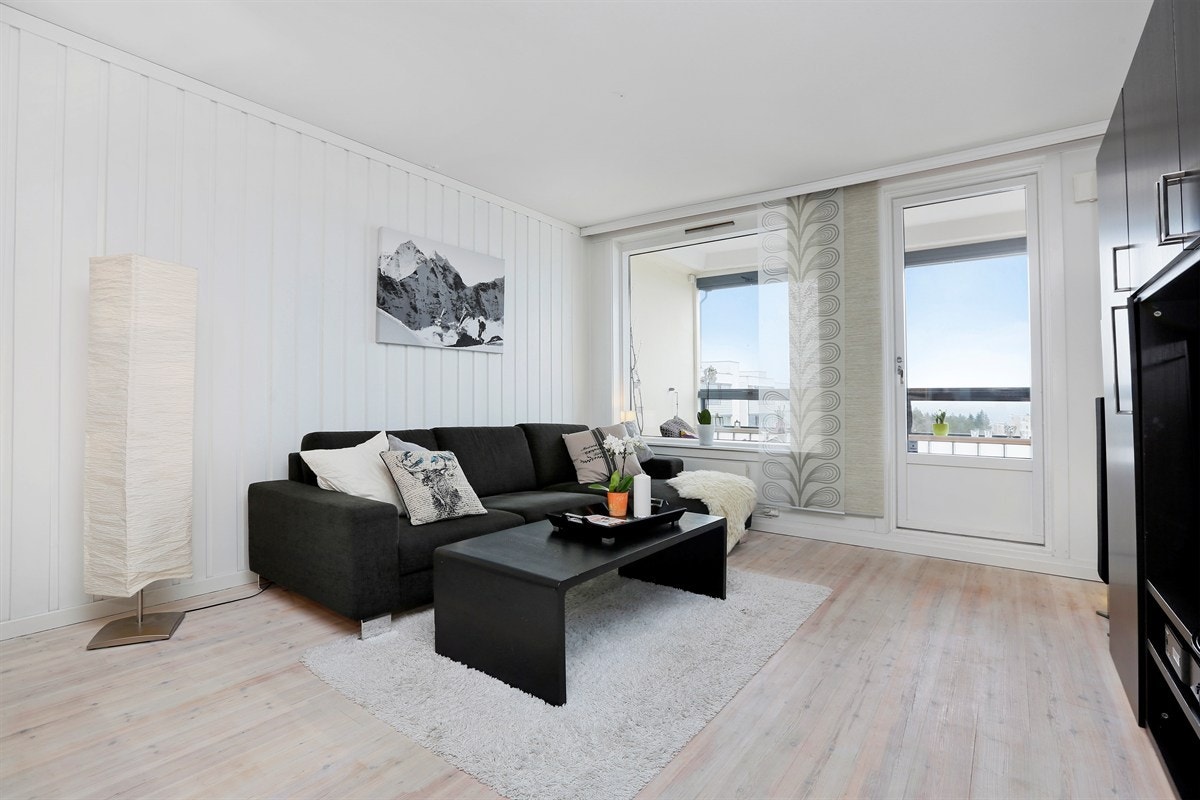 Stue med utgang til innglasset balkong Galleribilde