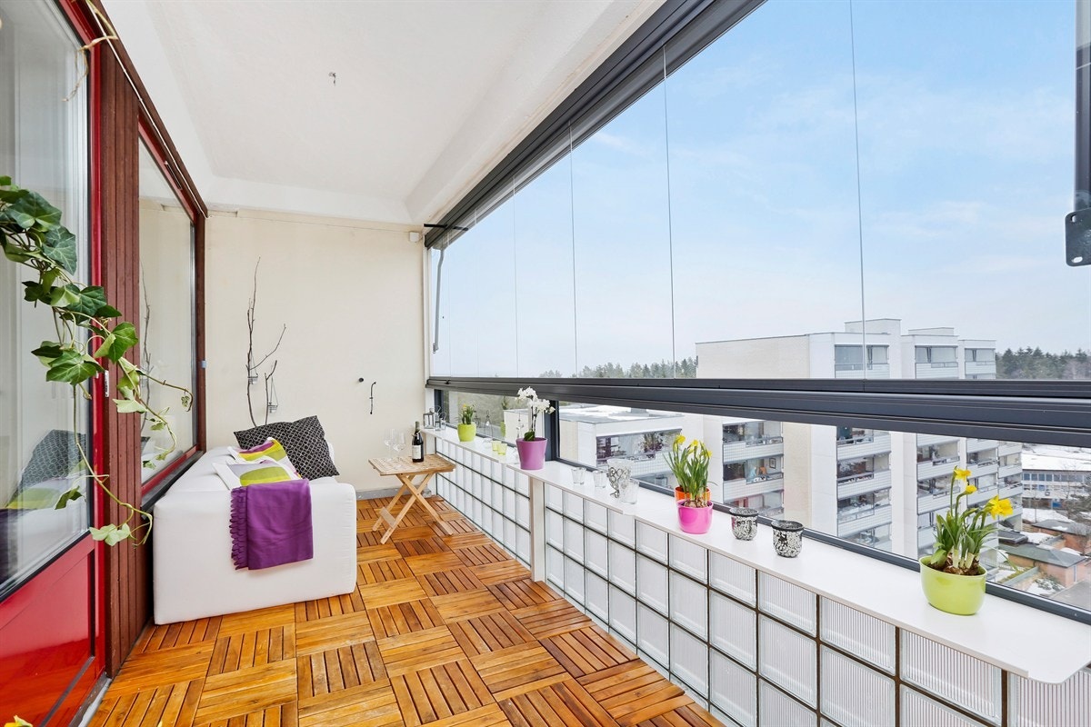 Stor innglasset balkong med panoramautsikt Galleribilde