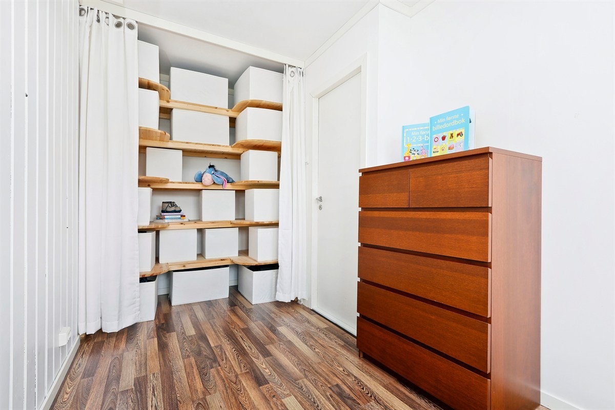 Soverom 2 med garderobeløsning Galleribilde