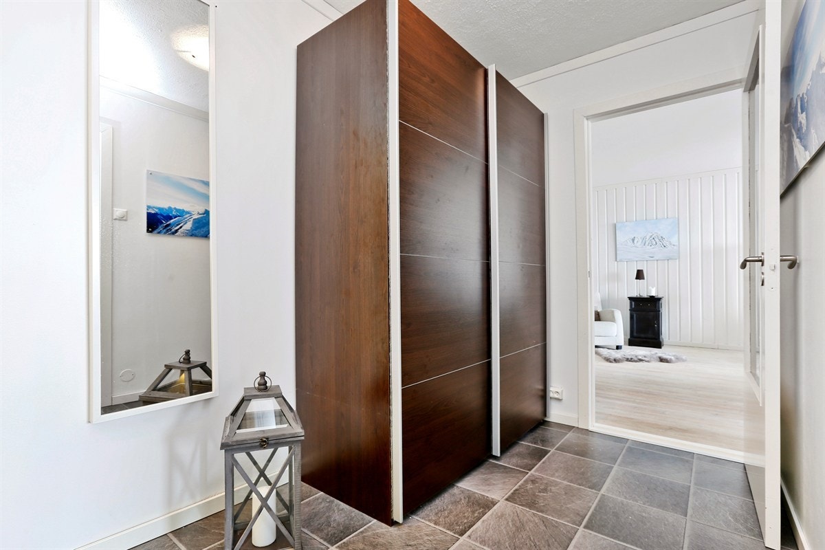 Gang med garderobe Galleribilde