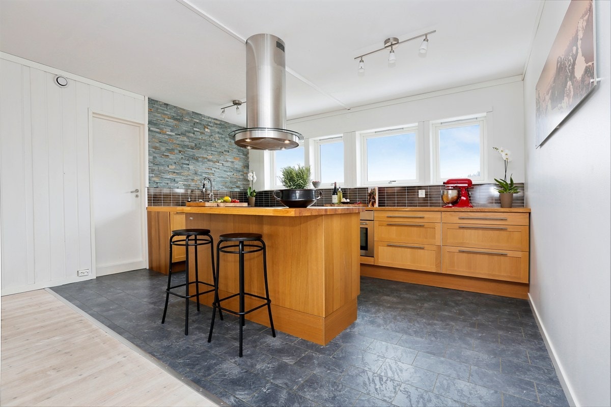 Kjøkken med utsikt mot marka Galleribilde