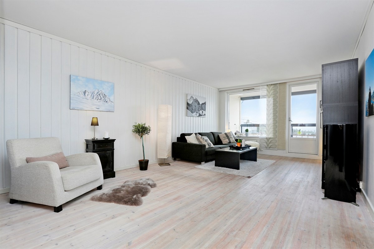 Stor stue med god plass for sofaløsning Galleribilde