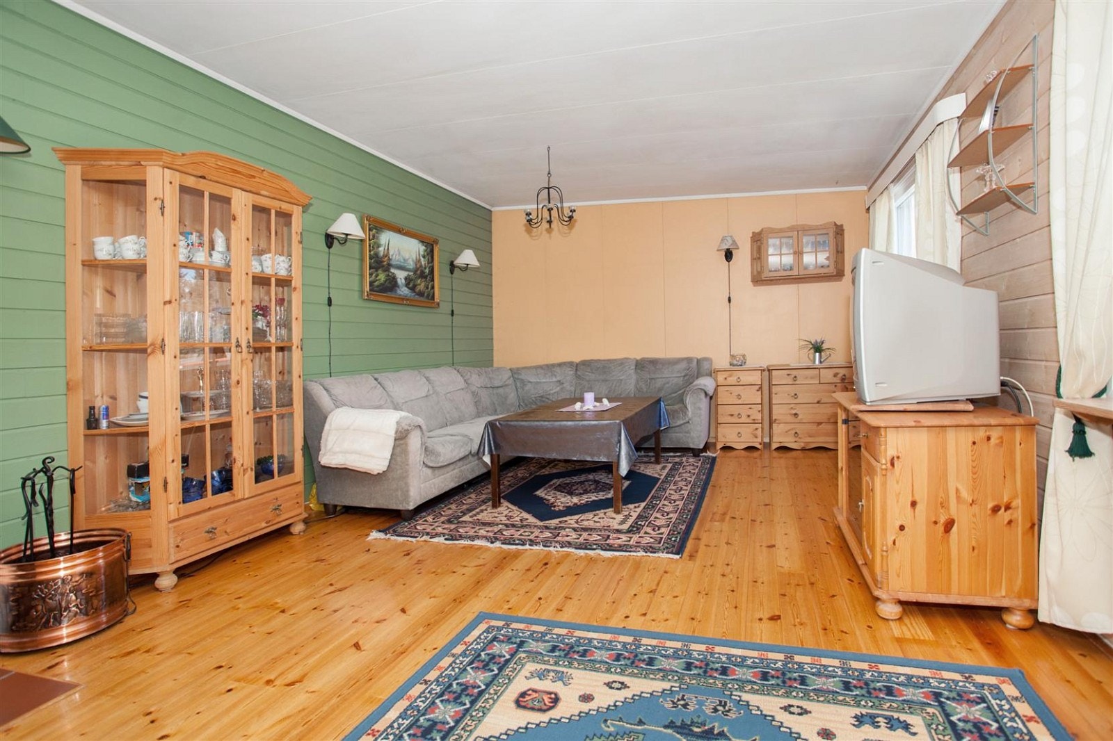 Romslig stue. Galleribilde