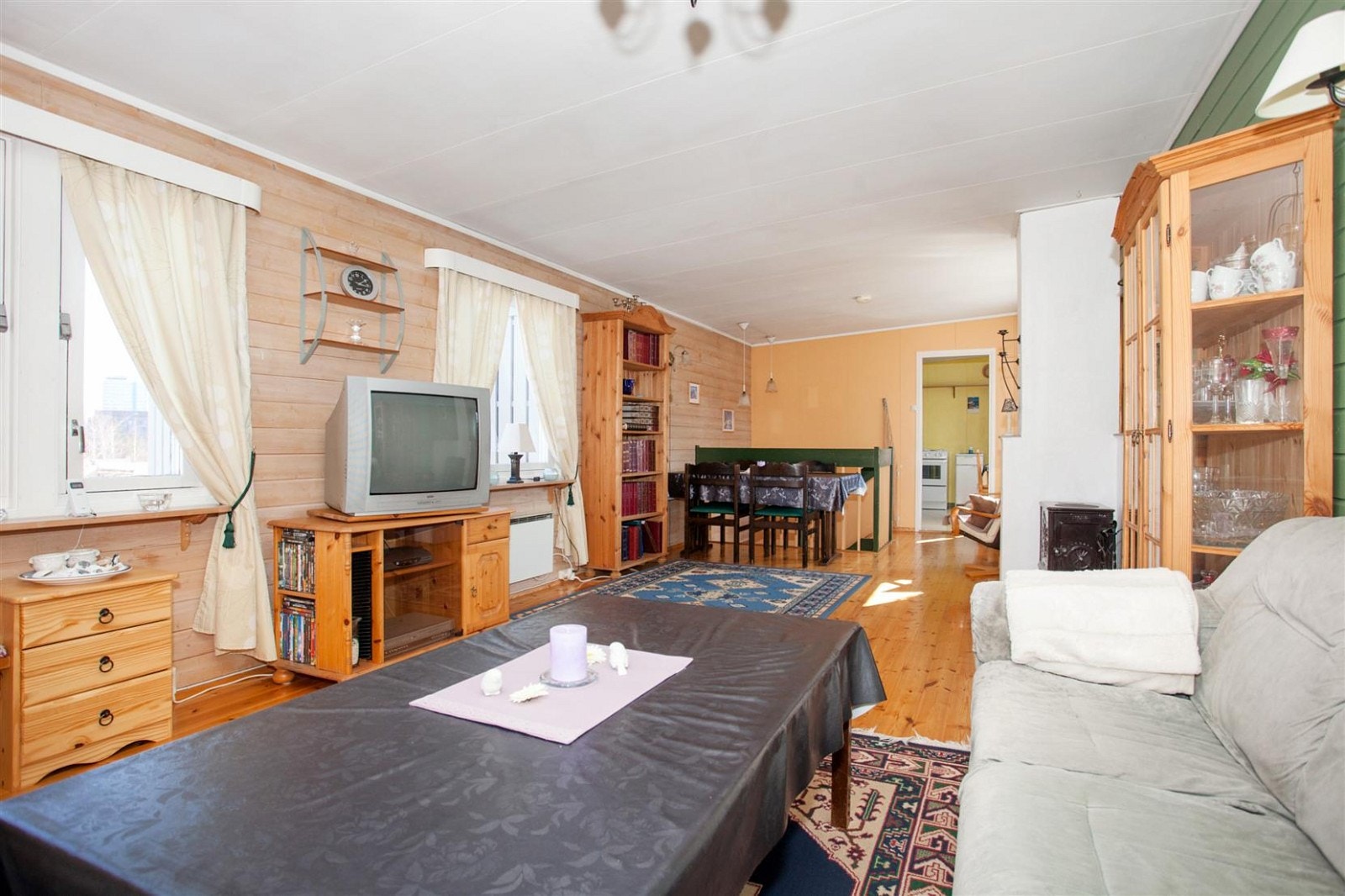 Stor stue med spiseplass. Galleribilde