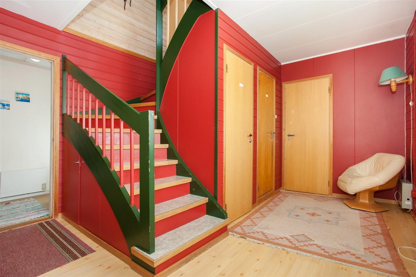 Gang i 1.etg med utgang til hage. Galleribilde