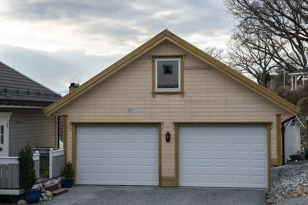 Garasje. Part til høyre følger + halvpart av loft. Galleribilde