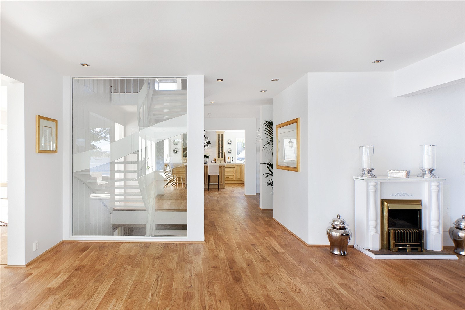 Hele 1. etasje er åpnet opp, og fremstår svært lys og luftig Galleribilde