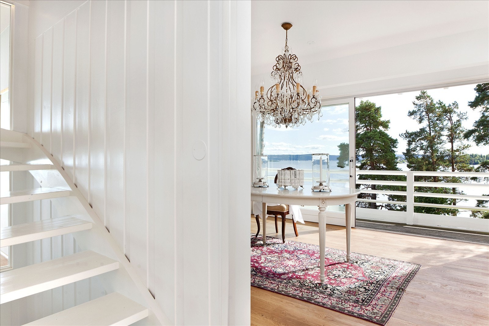 Vakker spisestue, med direkte utgang til svalgang og terrasser Galleribilde