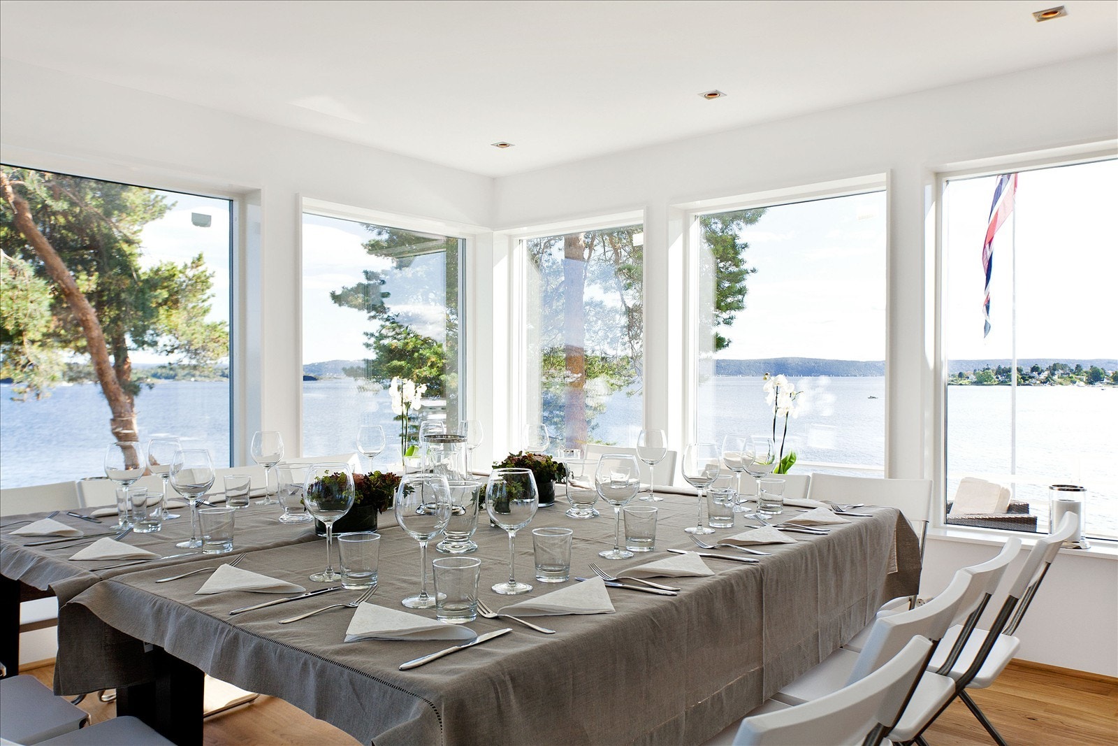 Påbygget i stuen er unikt, med sjøen inn på tre sider... Galleribilde