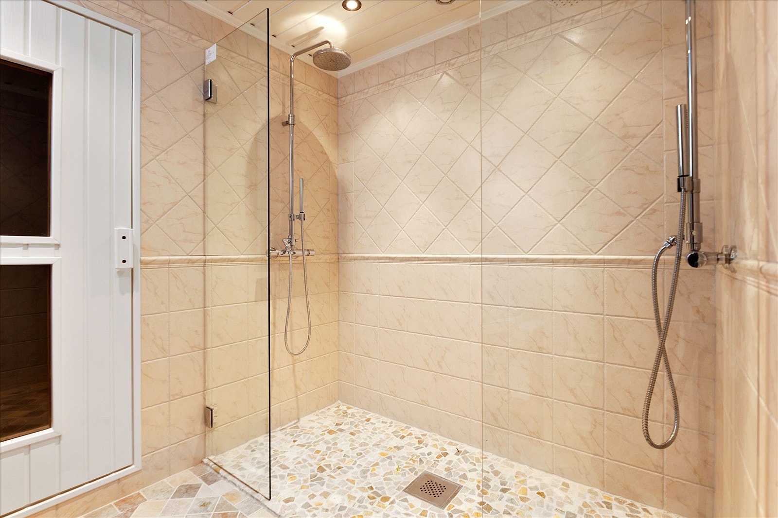 Nytt bad med dobbeldusj i tilknyttning til spa-avdelingen Galleribilde