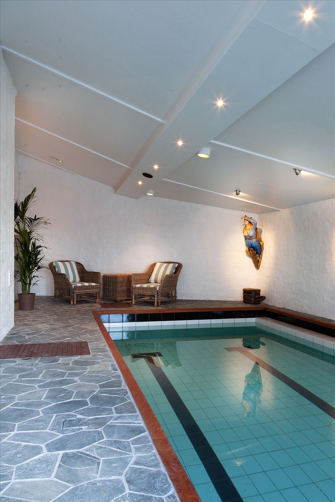 Deilig spa-avdeling med stort, innendørs svømmebasseng.. Galleribilde