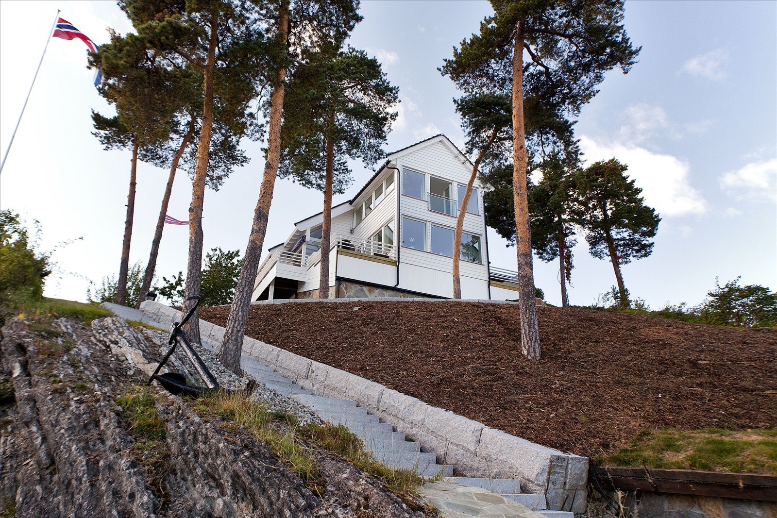 Eiendommen ligger høyt og fritt på egen odde Galleribilde