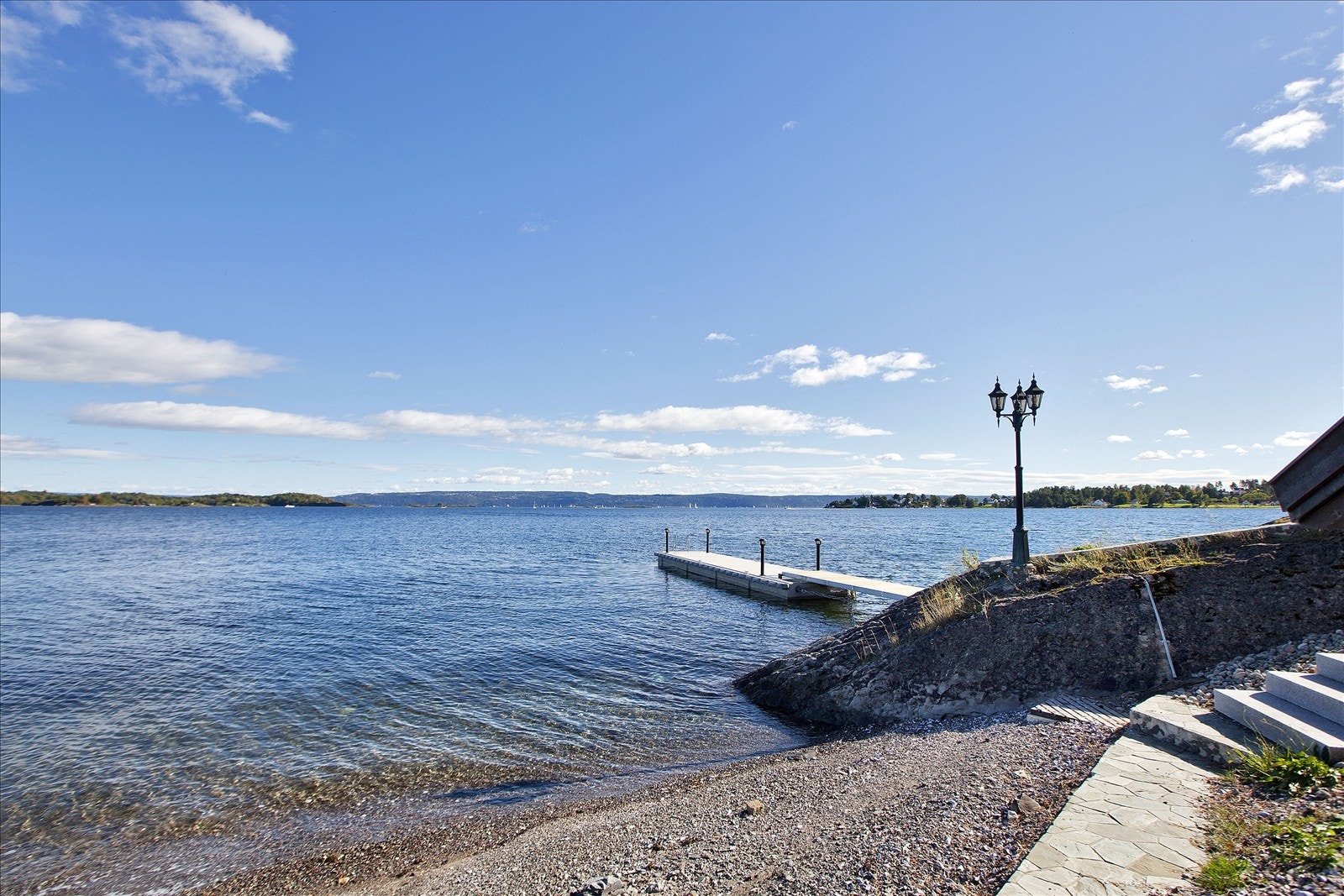 Strand og brygge Galleribilde