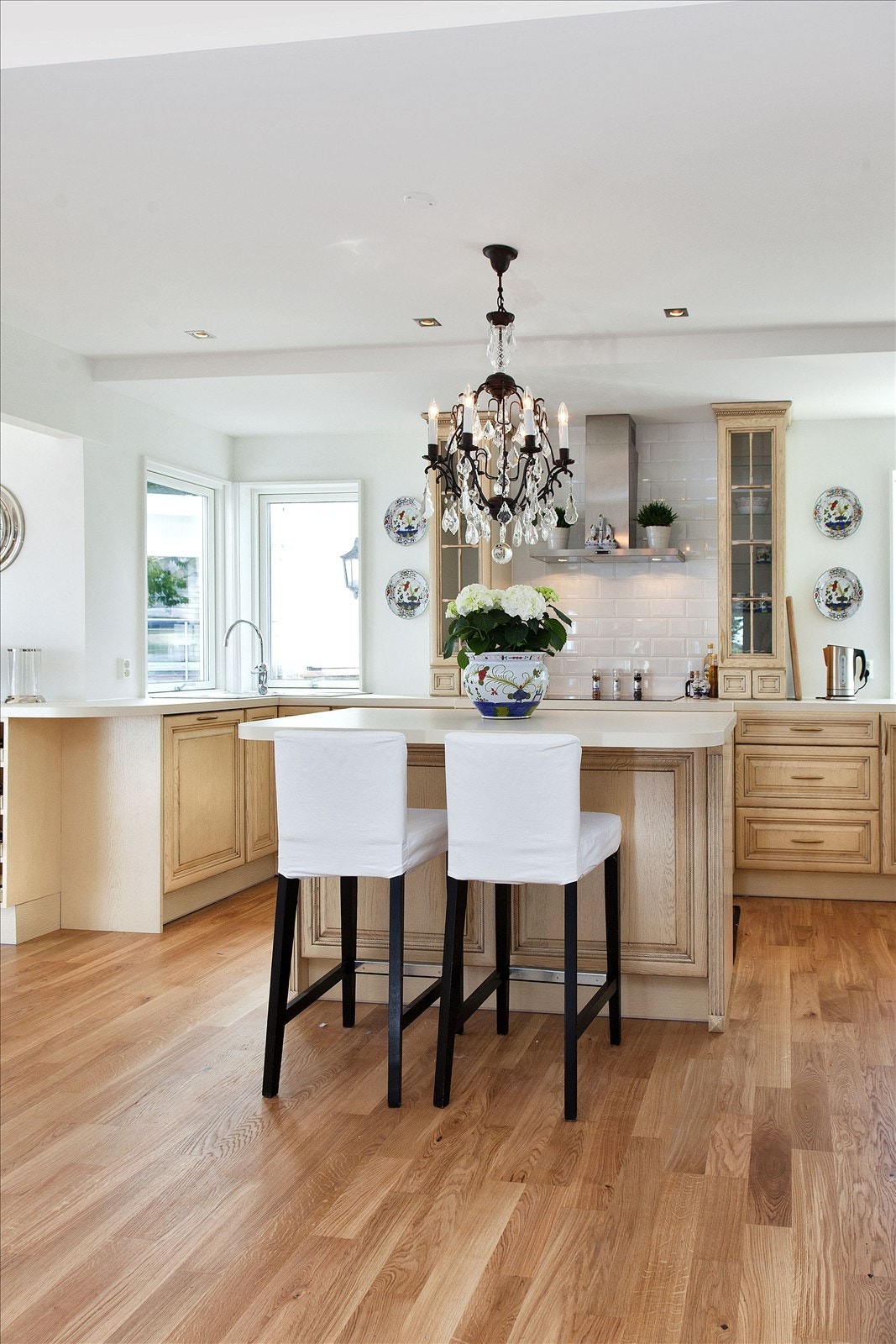 Smakfullt kjøkken som er svært lyst og luftig, med utsikt Galleribilde