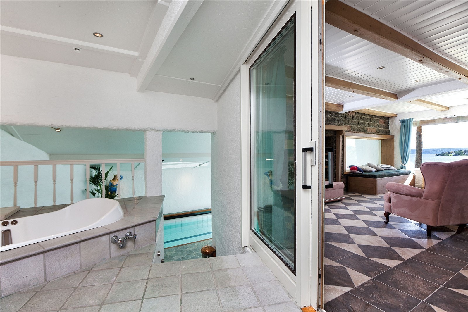 ..og unik peisestue med store vinduer mot basseng og utg. hage Galleribilde