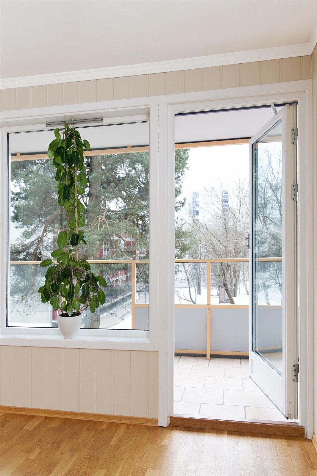 Stuen har utgang til stor balkong, og ble pusset opp i 2011 med malt tak og panelte vegger. Galleribilde