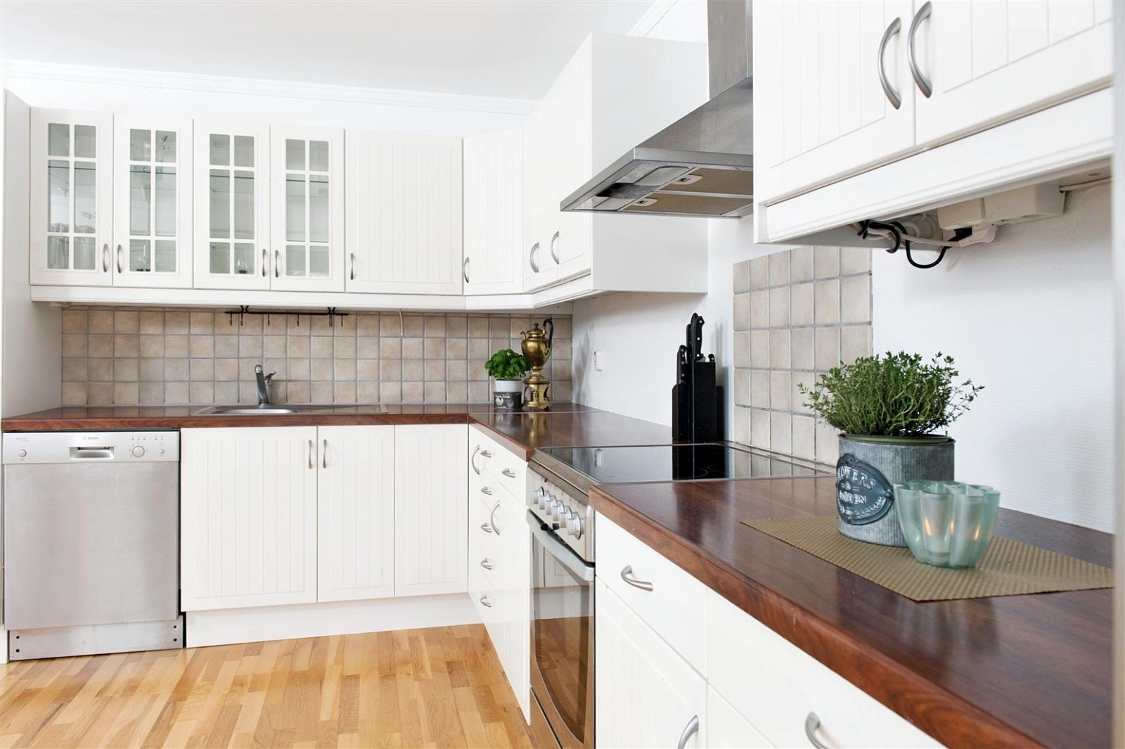 IKEA kjøkkeninnredning fra ca 2001 med hvite malte fronter, laminat benkeplate, fliser over benken. Galleribilde