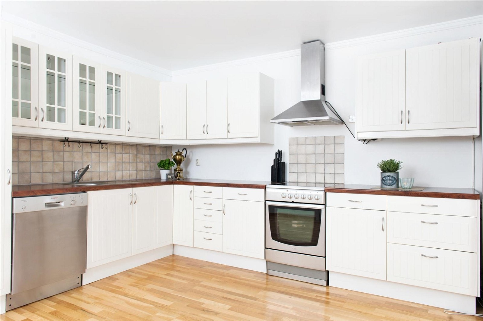 Kjøkkenet er utstyrt med ventilator (kullfilter) og oppvaskmaskin (ny i 2011). Galleribilde