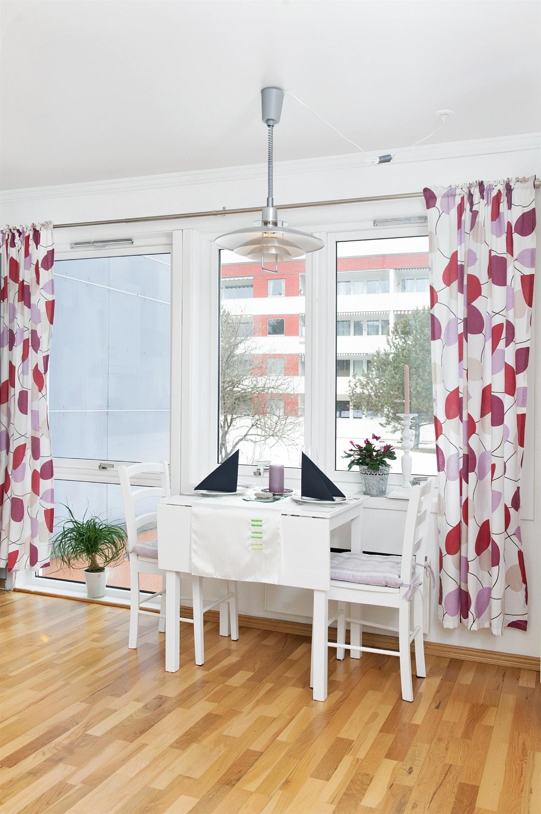 Kjøkkenet er stort og lyst med plass til spisebord, og med utsikt mot Holmenkollen. Galleribilde