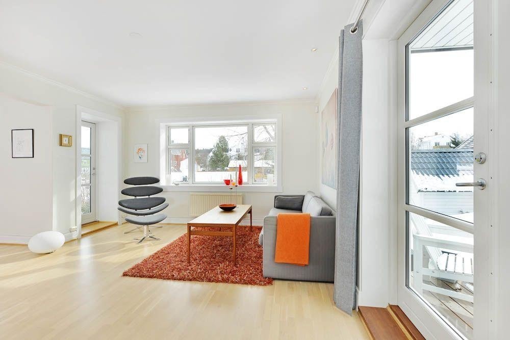 Lys og luftig stue med utganger til hage (Del 1) Galleribilde