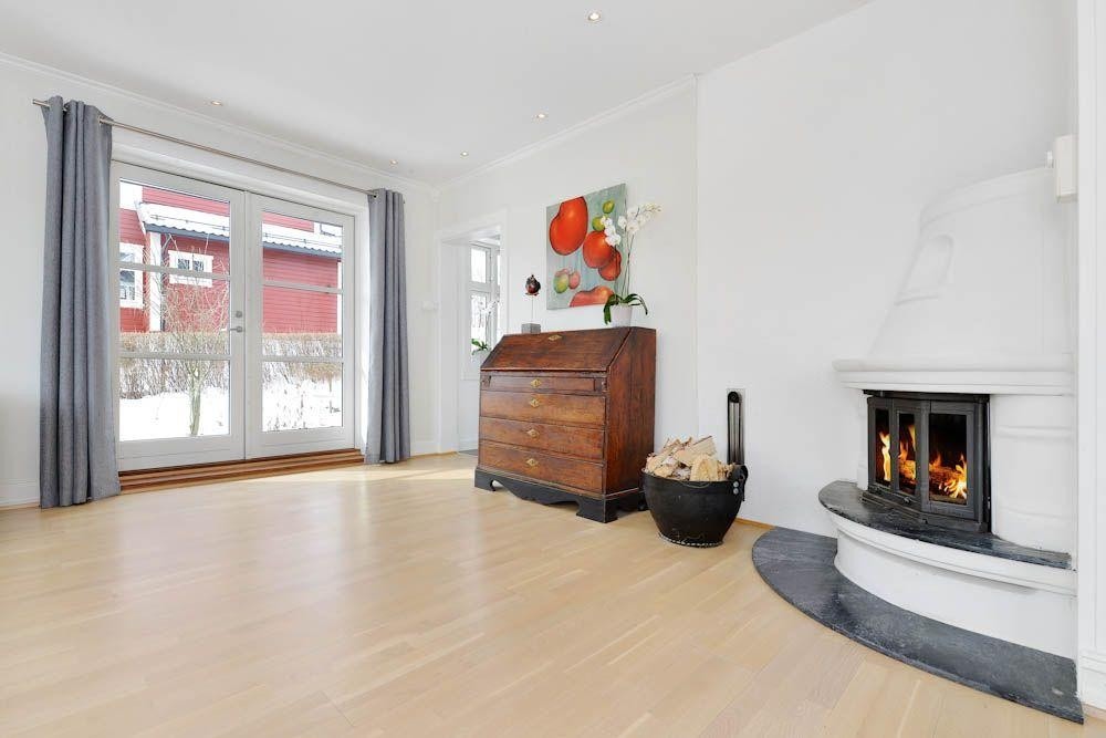 Stue med peis - utgang til terrasseplatting og hage Galleribilde