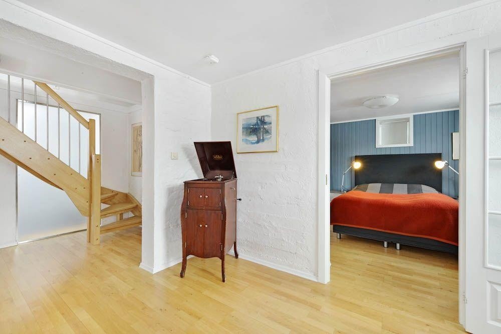 Trappegang ned til underetasje / Soverom 1 Galleribilde