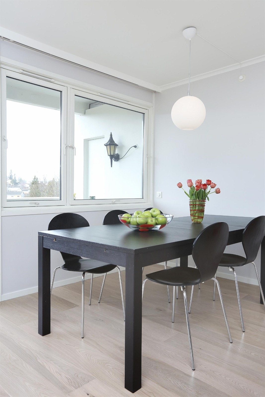 Spisestue i tilknytning til kjøkkenet. Galleribilde