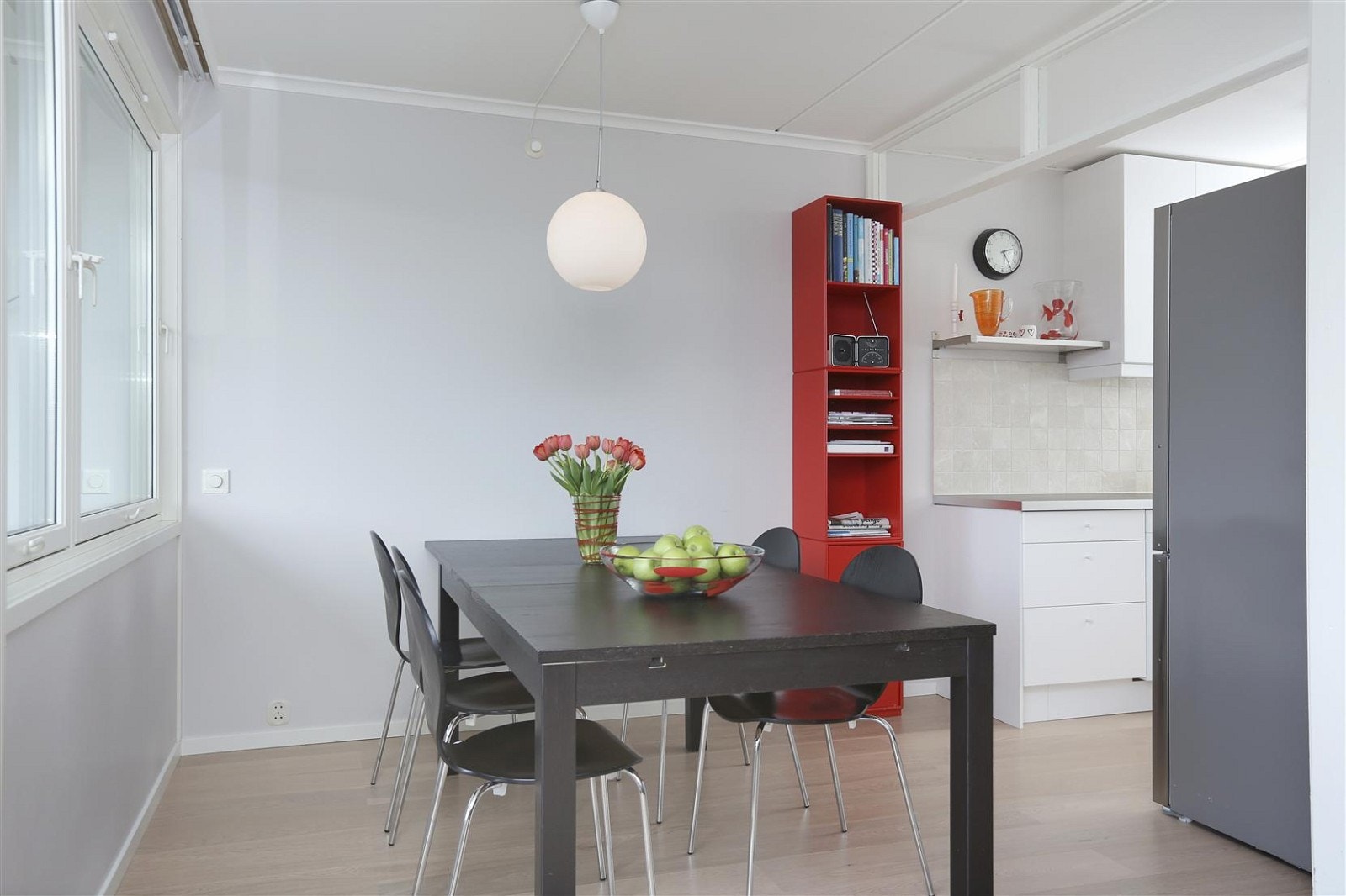 Spiseplass i tilknytning til kjøkkenet. Galleribilde