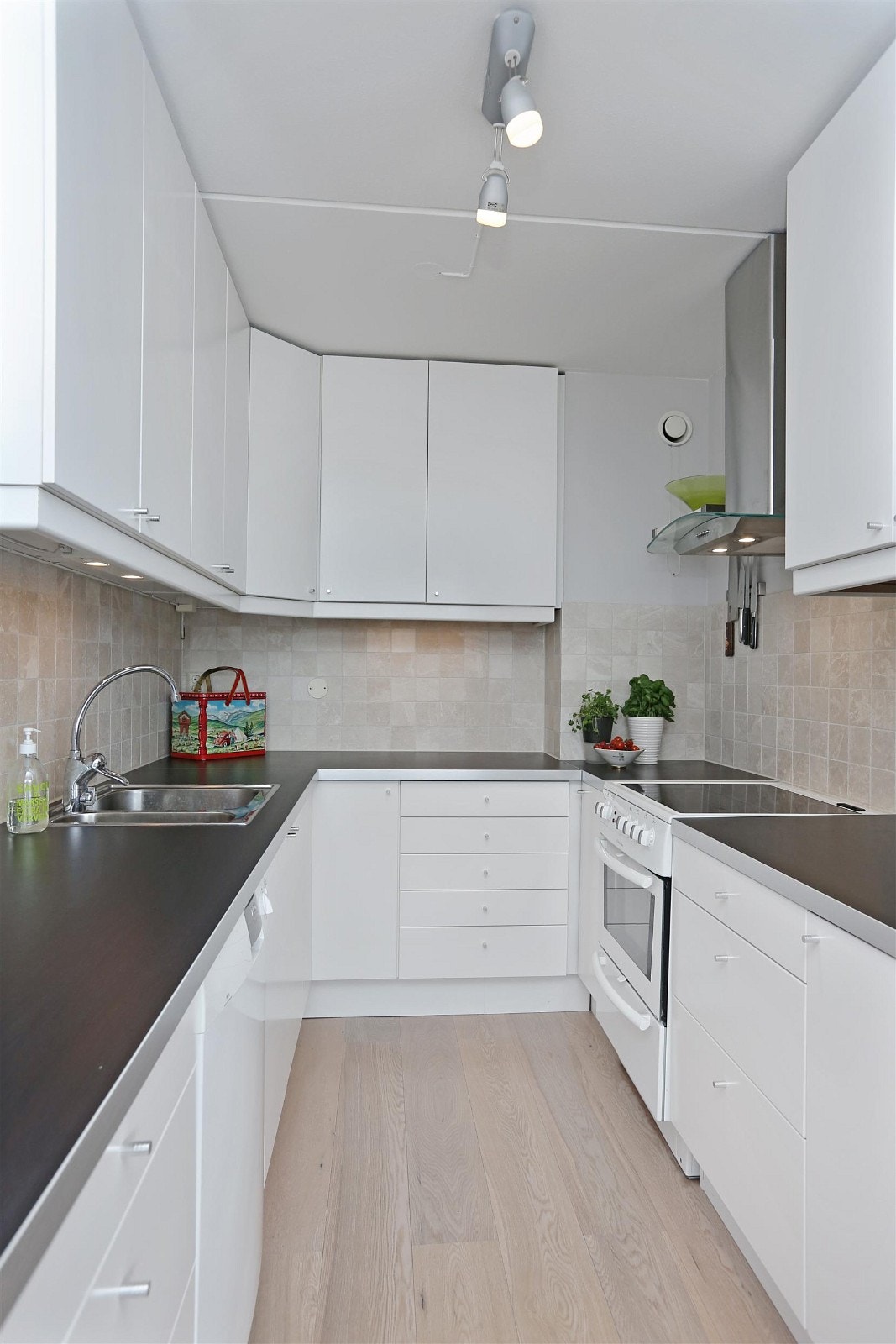 Lyst og pent kjøkken tidsmessig oppusset i 2011. Galleribilde