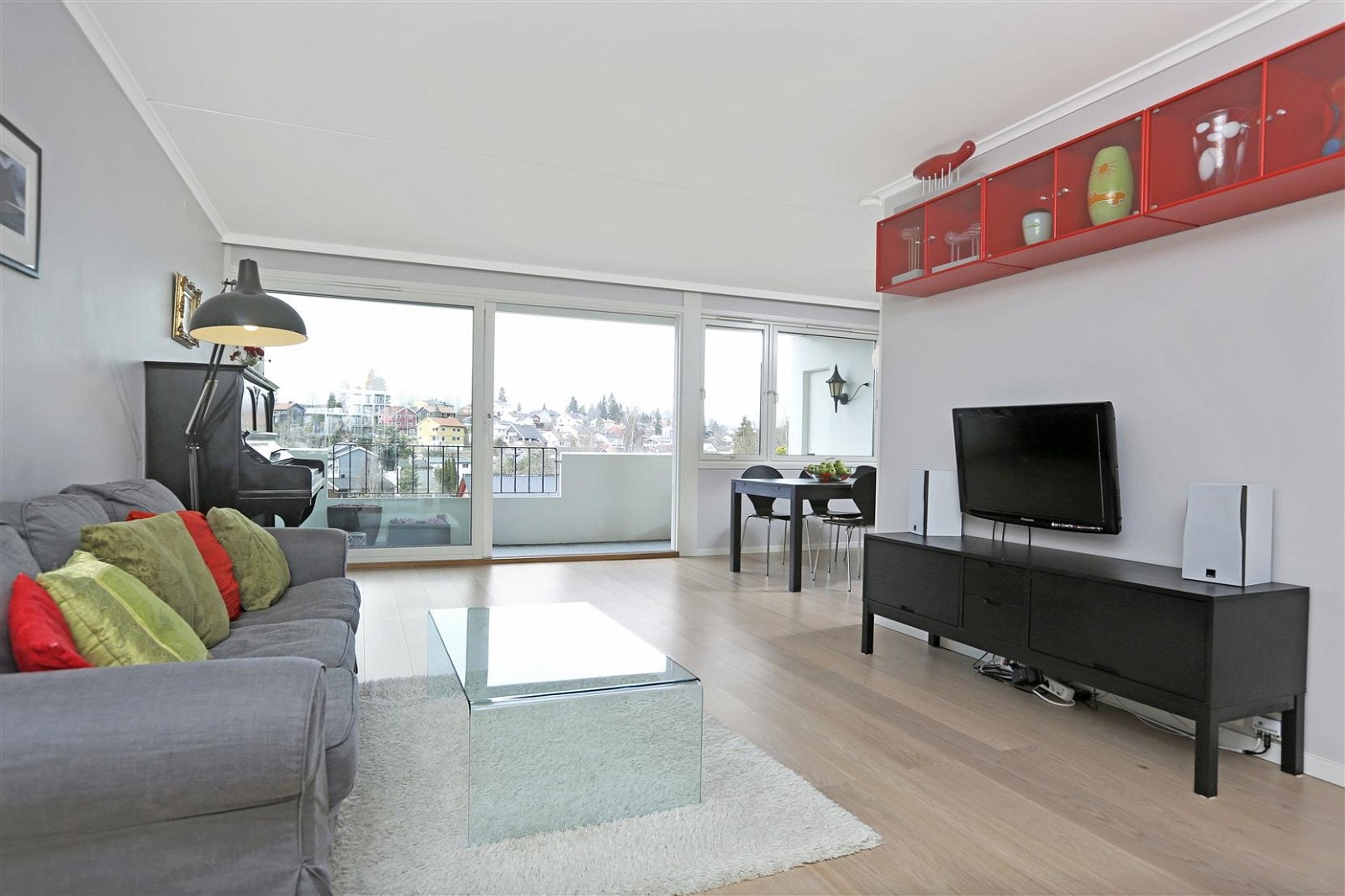 Store vindusflater gir godt lys. Galleribilde