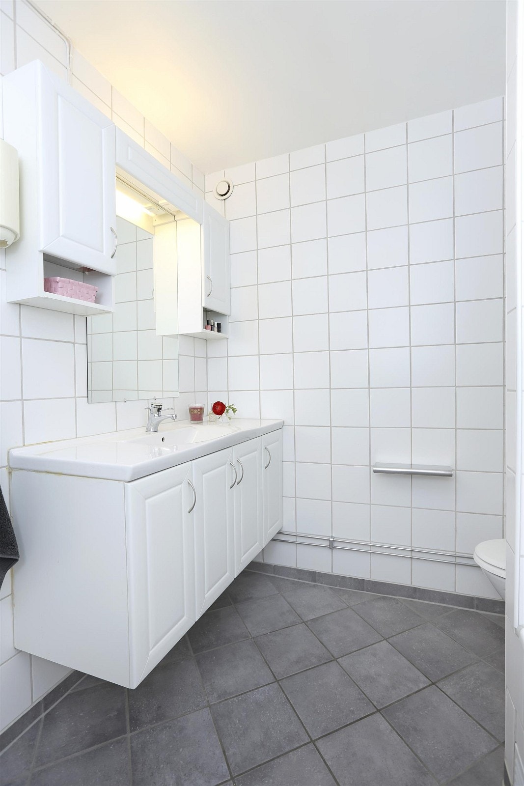 Lyst og pent flislagt bad med varmekabler i gulv. Galleribilde