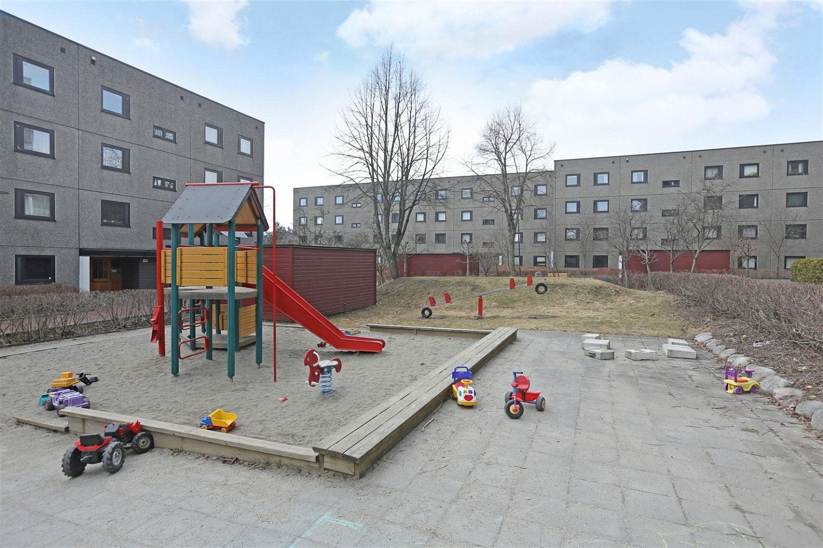 Flotte bilfrie fellesarealer i borettslaget med bl.a. lekeapparater for barn. Galleribilde