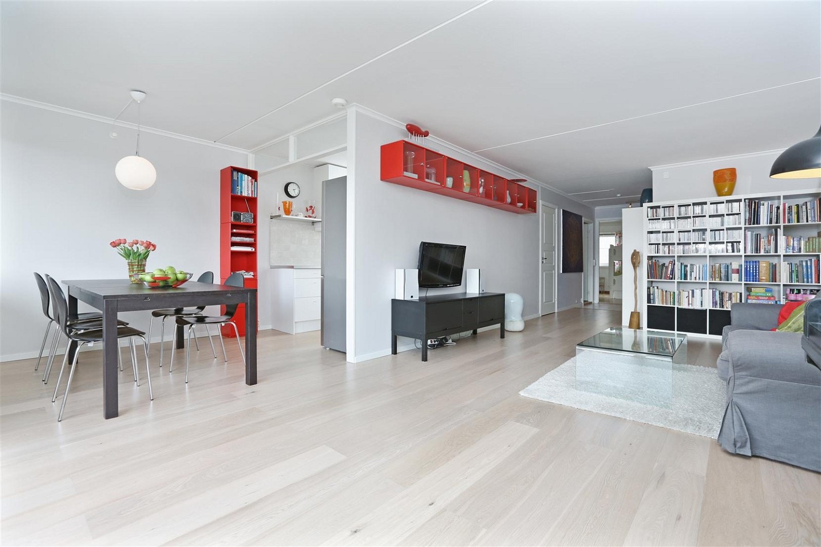 Romslig stue/spisestue. Galleribilde