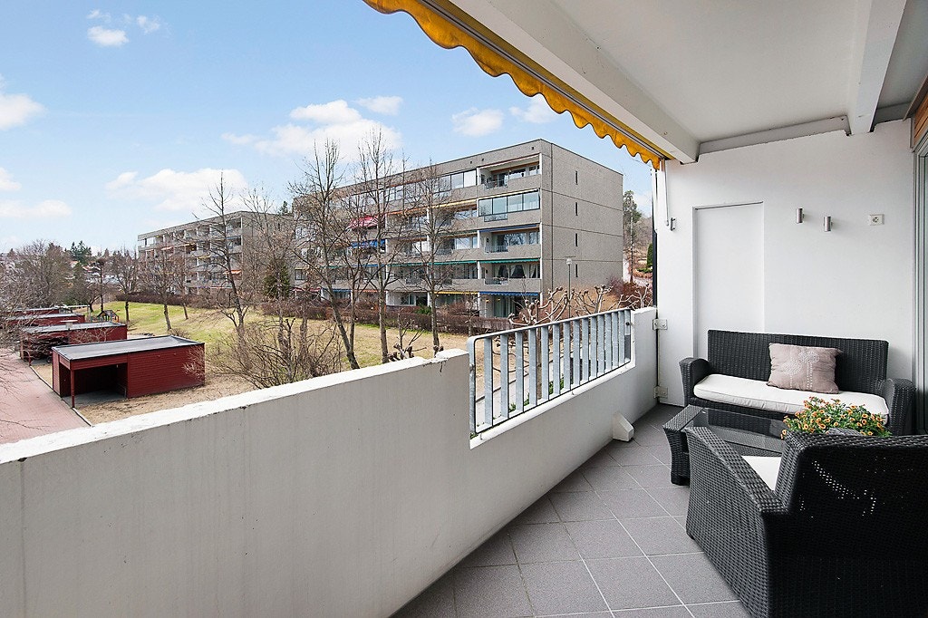 Stor vestvendt balkong med ettermiddags og kveldssol Galleribilde