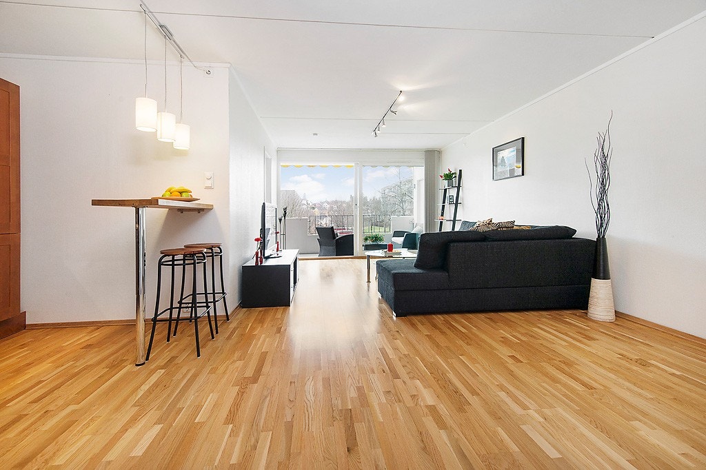 Stuen med god plass til spisebord Galleribilde