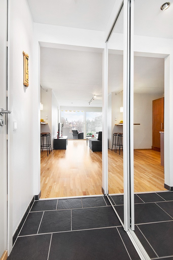 Entré med skyvedørsgarderobe og varmekabler i gulv Galleribilde