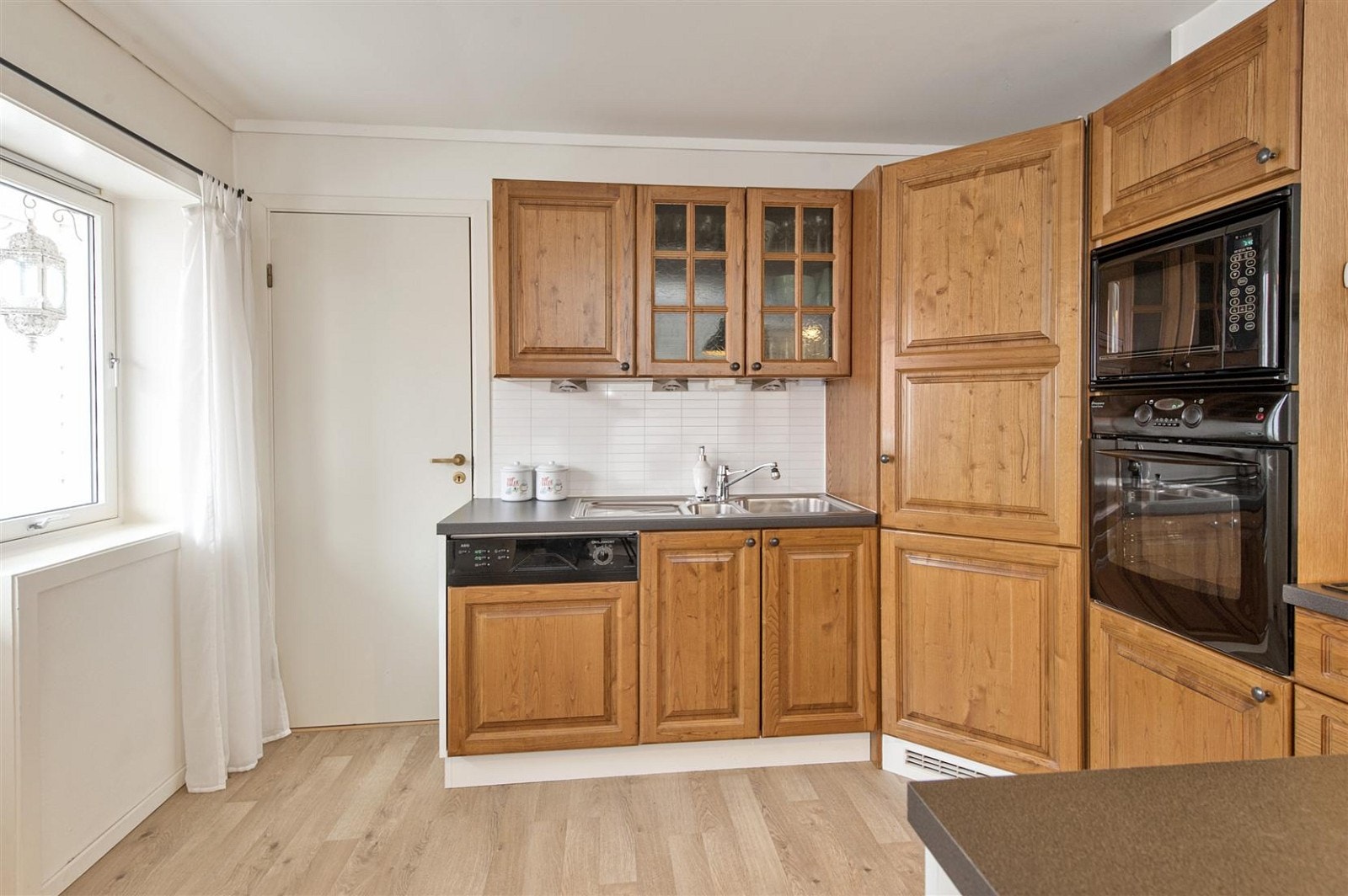 Kjøkkenet har integrert kjølehjørne, komfyr, oppvaskmaskin og micro. Galleribilde