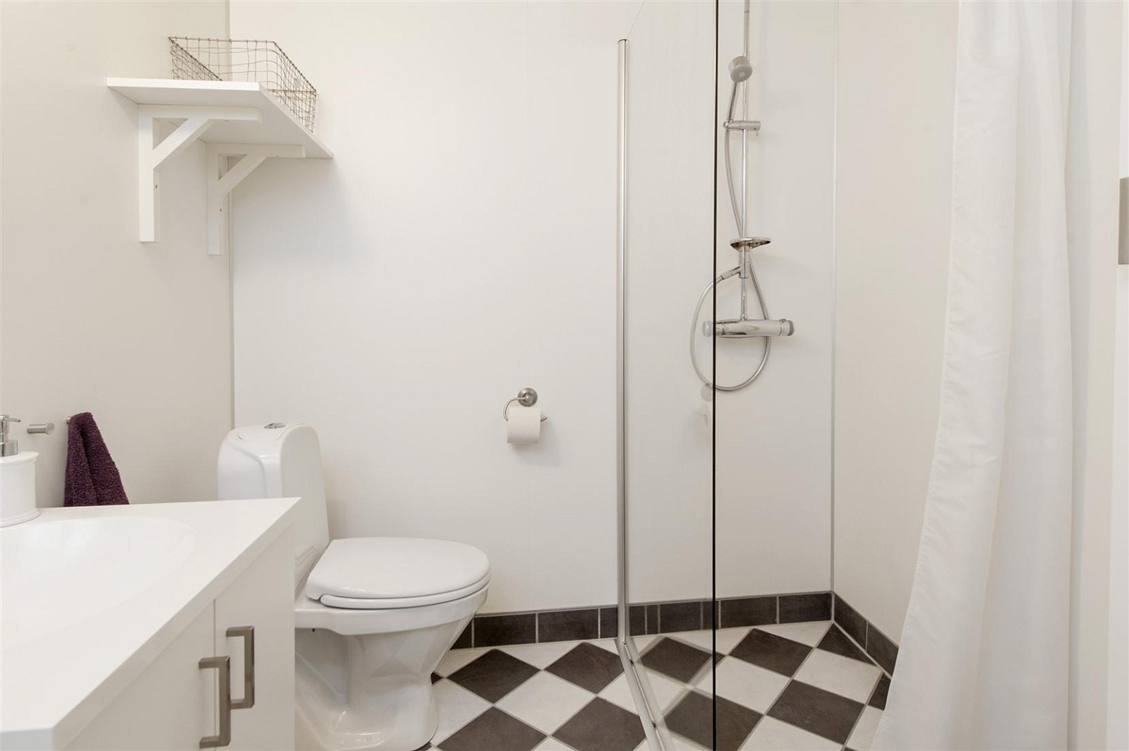 Badet er nylig oppusset med dusjhjørne, hvit innredning og wc. Galleribilde