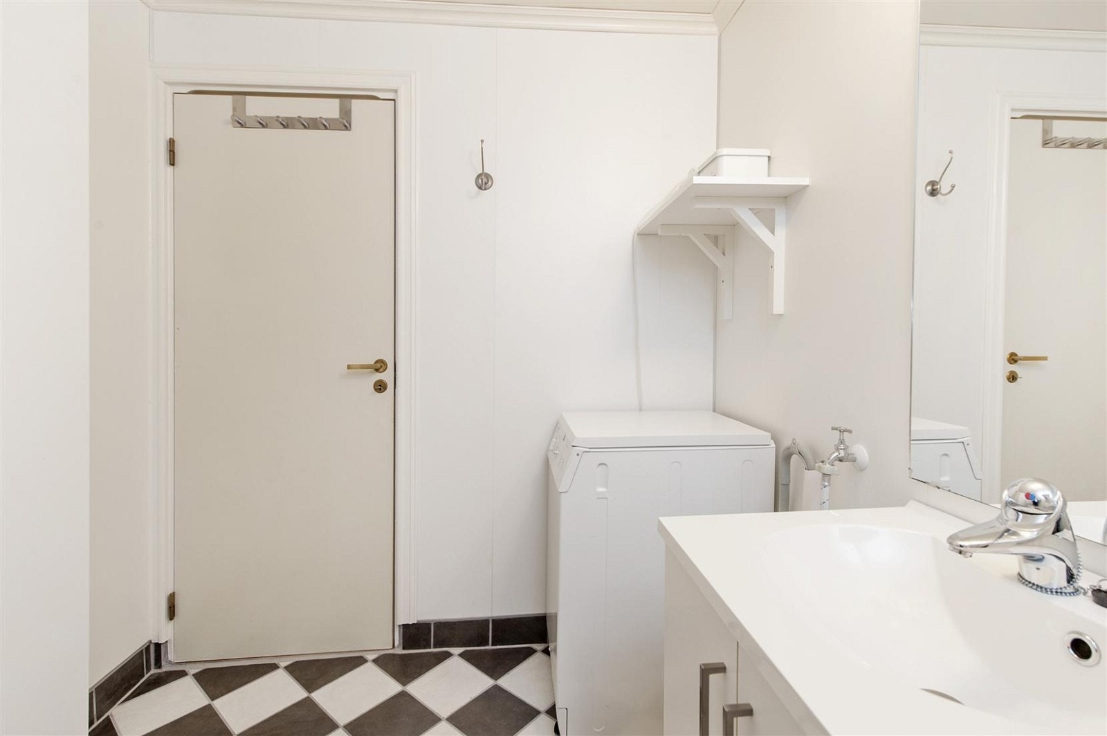 Badet har flis på gulvet og baderomspanel på veggene. Galleribilde